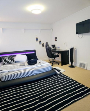 Comfy Stylish Room in the Heart of Vancouver- Private Parking, Self Check-in & just 4 mins to Metrotown!
